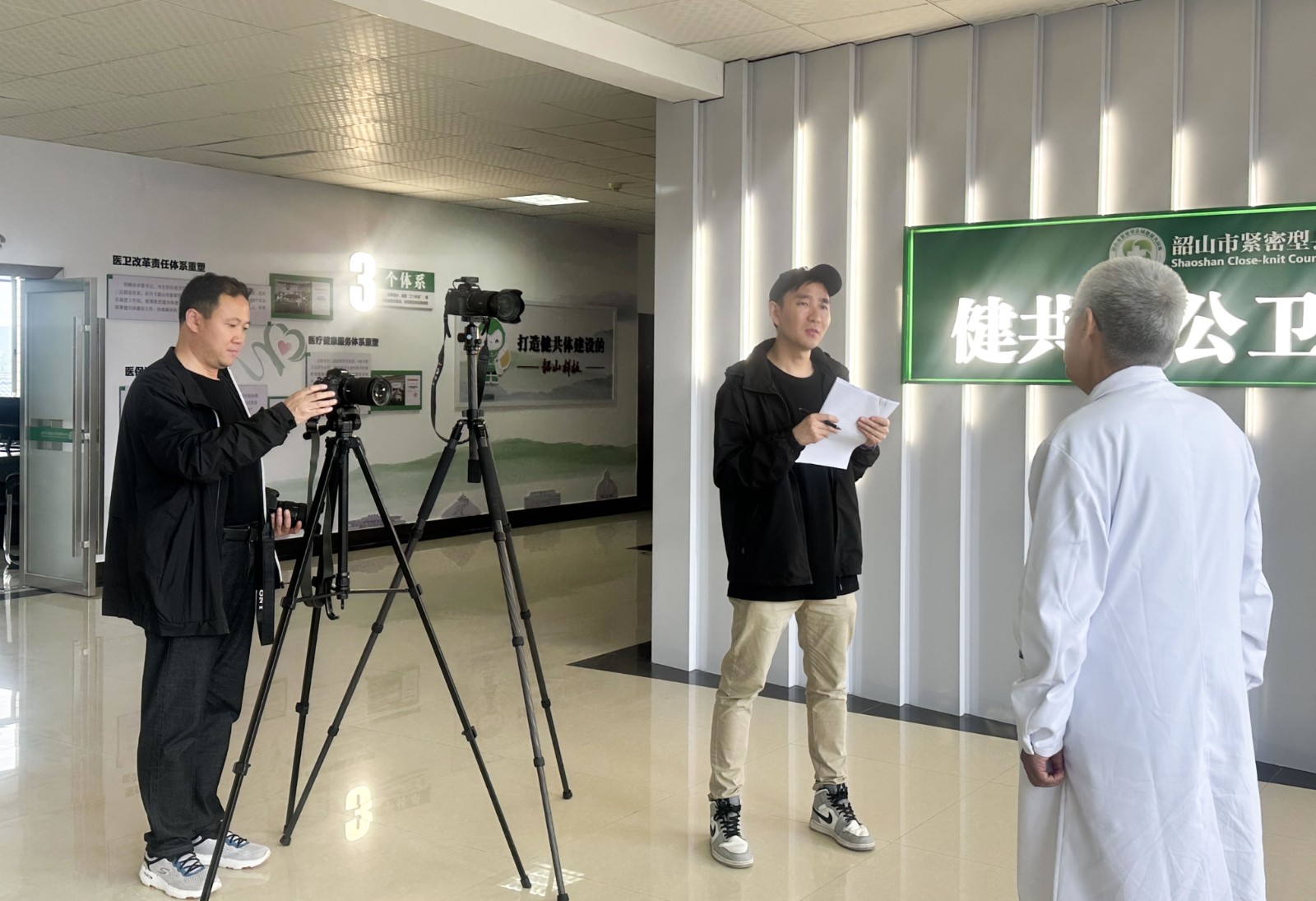 采访团队采用纪实手法，全方位记录了北京世纪坛医院与韶山市人民医院的签约仪式，以及吴立群的门诊、查房、带教、手术、进村入户随访等工作日常，累计拍摄照片1400余张、视频素材122GB，时长近4小时。专题片《退休不休：银发医者暖基层》在光明网首发，相关图文报道在人民日报健康客户端、中国人口报、北京日报、北京卫视等媒体同步刊发。下一步，宣传教育中心将持续聚焦医疗合作基层一线，讲好卫生健康故事。////