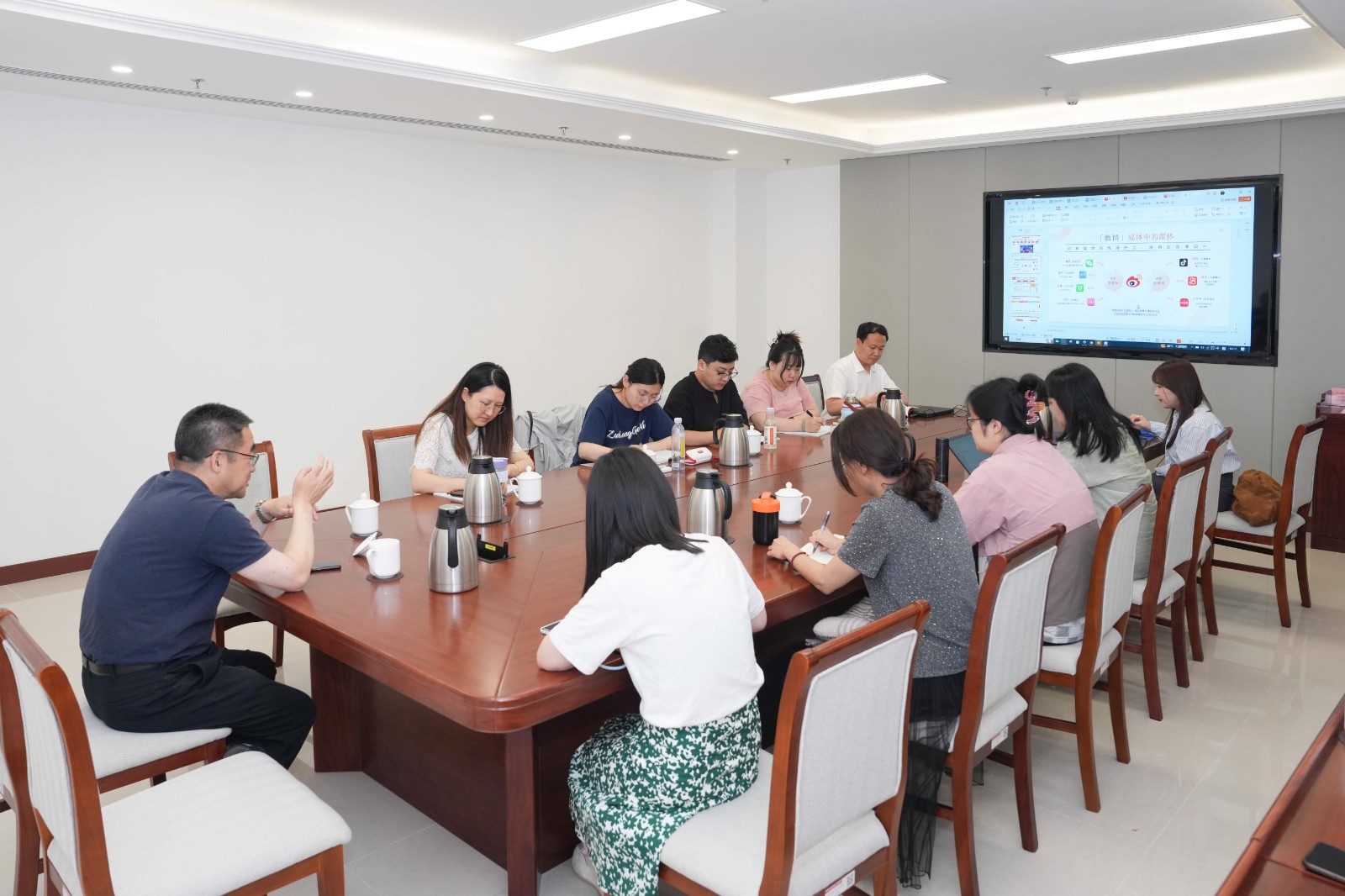 为提升中心新媒体传播效能，进一步做好微博平台健康科普宣传，中心于2025年6月13日组织开展微博运营专题培训，特邀新浪微博政务公益运营医疗负责人尹慧英授课。中心相关宣传科室人员参加了培训。